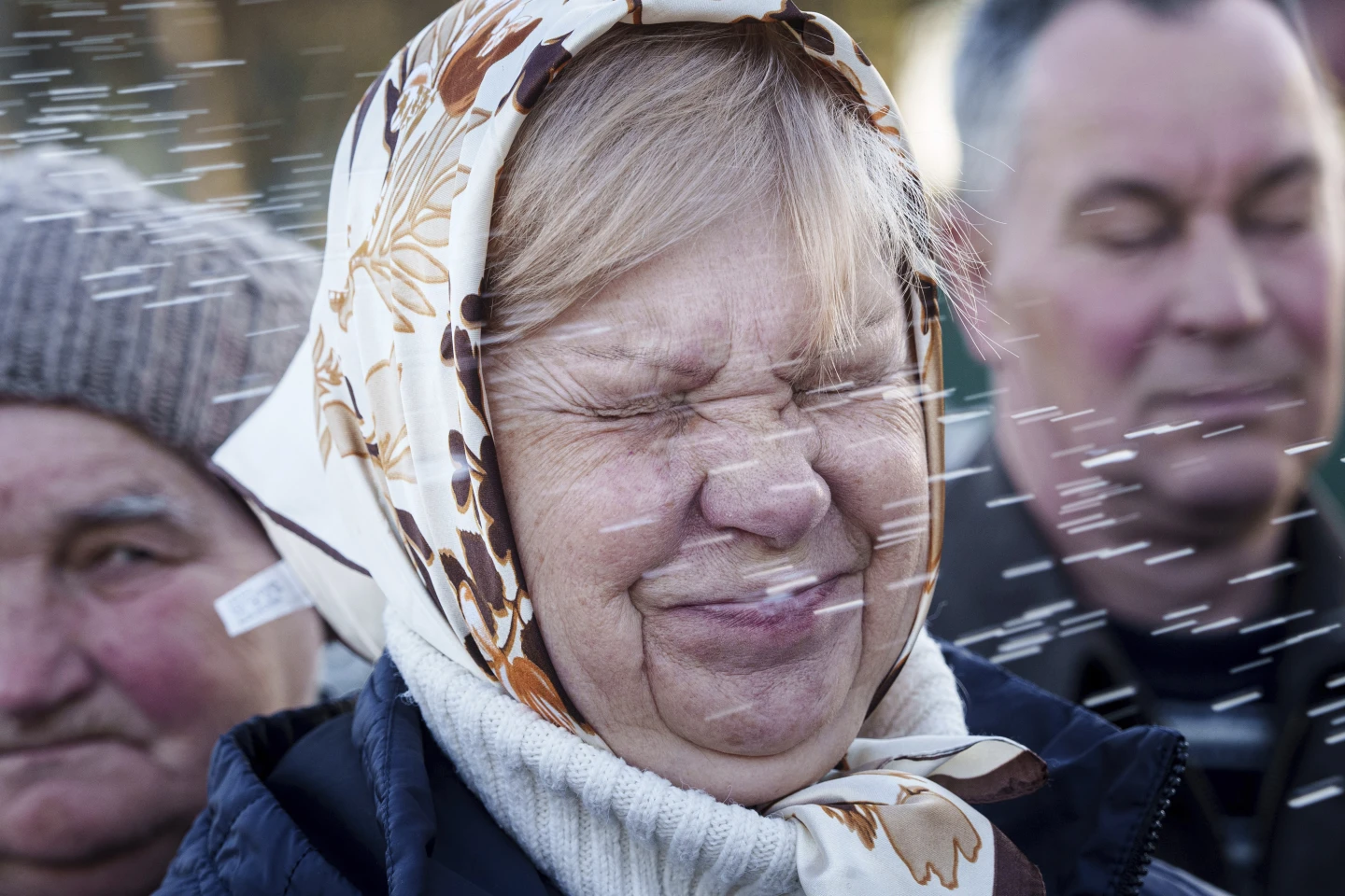 Священик освячує жінку під час святкування православної Пасхи в селі Красне, Україна, у неділю, 20 квітня 2025 року.